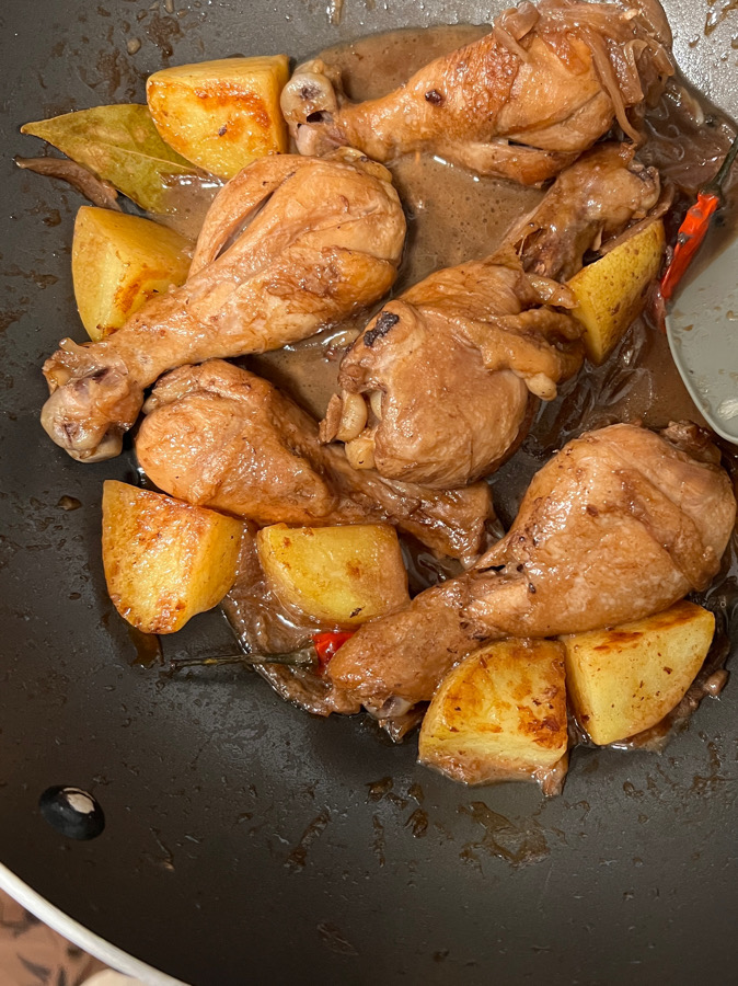 chicken drumsticks with potatoes and red chili
